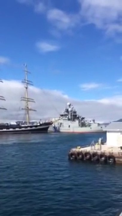 Collision entre un vieux voilier et un bateau militaire !