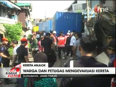 Proses Evakuasi Kereta Barang yang Anjlok di Surabaya
