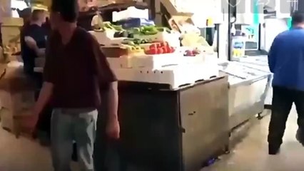 Ein Araber beleidigt eine Frau und spuckt..._