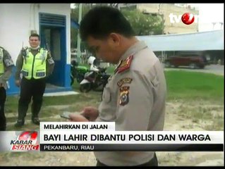 Dibantu Warga dan Polisi, Ibu Ini Melahirkan Bayi di Jalanan
