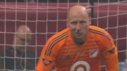 Brad Guzan, interviewé en plein match