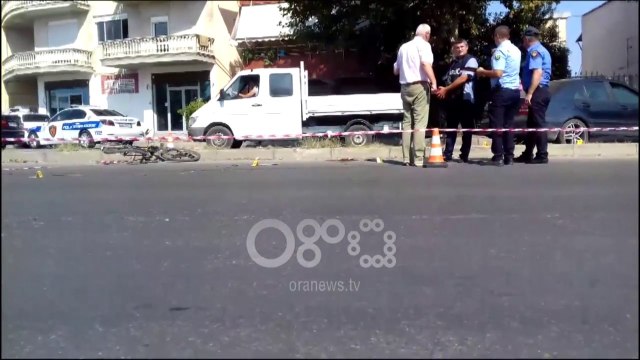 Ora News - Kamzë, makina del nga rruga përplas biçkletën dhe nënën me dy fëmijë, dy të vdekur