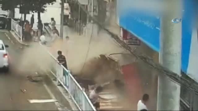 Dev Reklam Panosu İnsanların Üzerine Devrildi