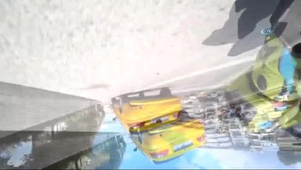 Motosikletli Taksiye Arkadan Çarptı, Kaza Anı Kameraya Yansıdı