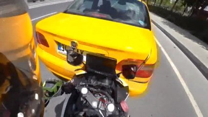 Sinyalsiz Şerit Değiştirdi, Kaza Kaçınılmaz Oldu