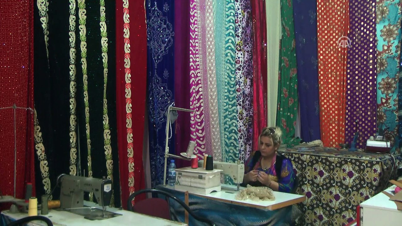 'Kıras fistanlar' usta ellerde dikilmeye devam ediyor - HAKKARİ