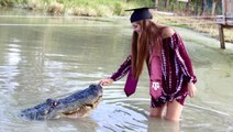 ABD'li Üniversite Öğrencisi Dört Metrelik Timsahla Mezuniyet Fotoğafı Çektirdi