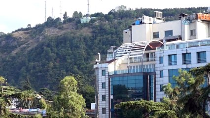 Metrelerce yükseklikte canlarını hiçe sayarak baca tamiri yaptılar