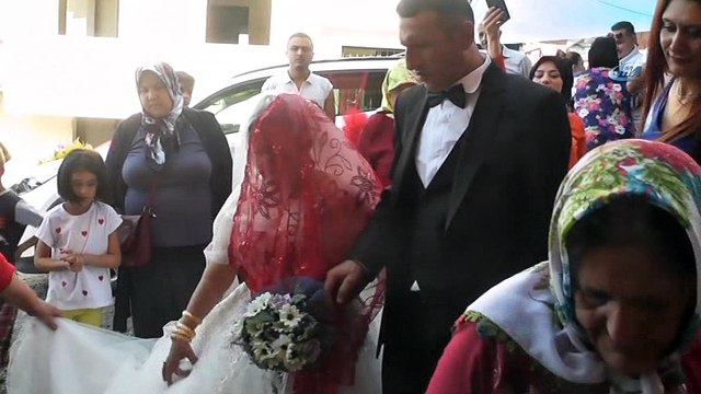 Duymadılar ama düğünlerinde doyasıya eğlendiler...Engel tanımayan aşkın hikâyesi mutlu sonla bitti