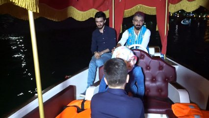 Tarihi köprüde üzerinde 50 kişilik organizasyonla evlilik teklifi yaptı