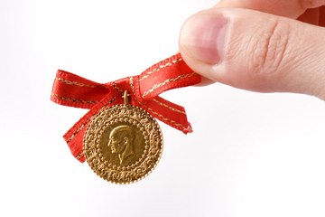 Dolarla Birlikte Altın da Yükseliyor! Çeyrek Altın 332 Lirayı Gördü