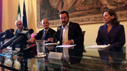 Salvini acusa a España de "favorecer una inmigración fuera de control"