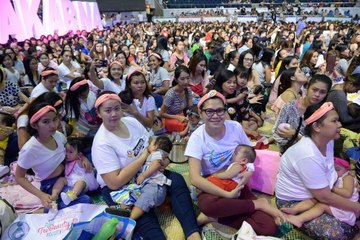 Binlerce anne bebeklerini emzirmek için buluştu