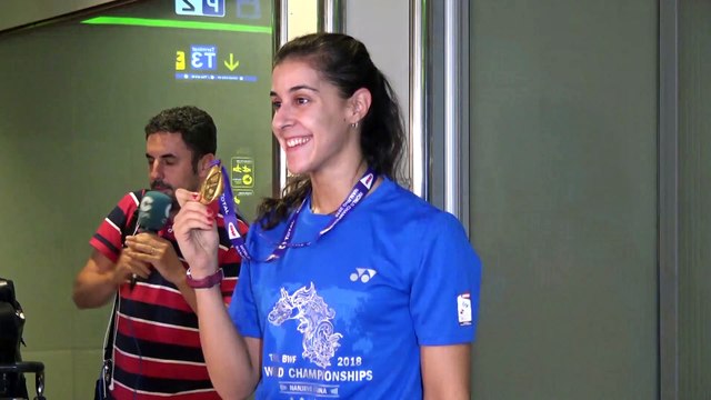 Carolina Marín llega emocionada a Madrid con nueva medalla