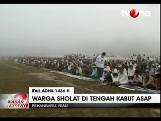 Warga Riau Salat Idul Adha di Tengah Kabut Asap