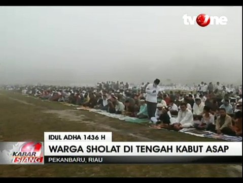 Warga Riau Salat Idul Adha di Tengah Kabut Asap