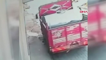 İzmir Kamyonun Altında Kalan Kadının Öldüğü Kaza Güvenlik Kamerasında