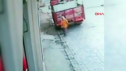 Yaşlı kadın kamyonun altında kalarak öldü