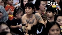 Philippines : des milliers de femmes allaitent en public