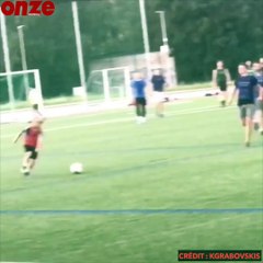 Un enfant met la misère à plusieurs adultes