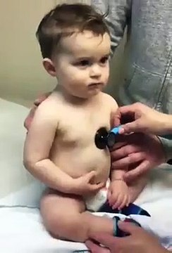 Un bébé tombe amoureux du docteur... adorable