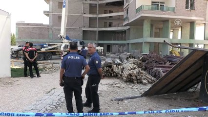 Çöken beton kalıbın altında kalan işçi yaralandı - NİĞDE