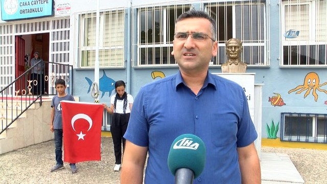 Yere düşen Türk bayrağını defalarca öpüp kaldırdılar...Siirtli mevsimlik tarım işçisi çocuklardan duygulandıran hareket kamerada