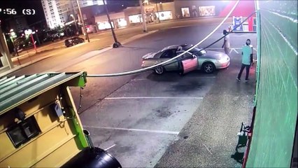 Il défonce la voiture d'une femme qui a juste refusé de lui donner son numéro