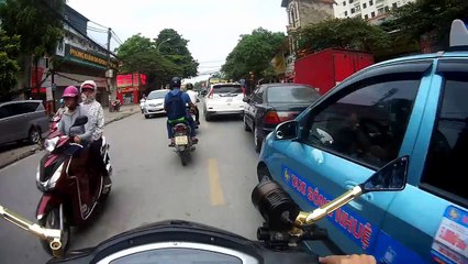 Un homme en scooter se fait renverser par un camion et repart l'air de rien