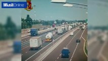 فيديو اصطدام شاحنة وقود يتسبب بانفجار ضخم في إيطاليا