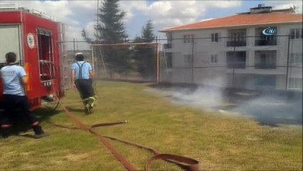 Yılandan kurtulmak isterken okulu yakacaktı