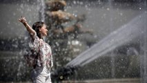 Fontes de água salvam turistas e parisienses do calor