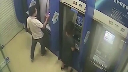 Il utilise un marteau pour détruire tous les distributeurs automatiques !