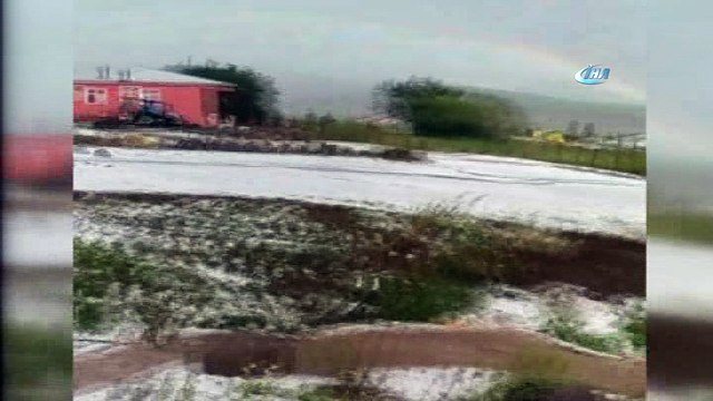 Ardahan'da etkili olan dolu yağışı kenti beyaza bürüdü