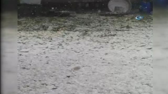 Ardahan'da Etkili Olan Dolu Yağışı Kenti Beyaza Bürüdü