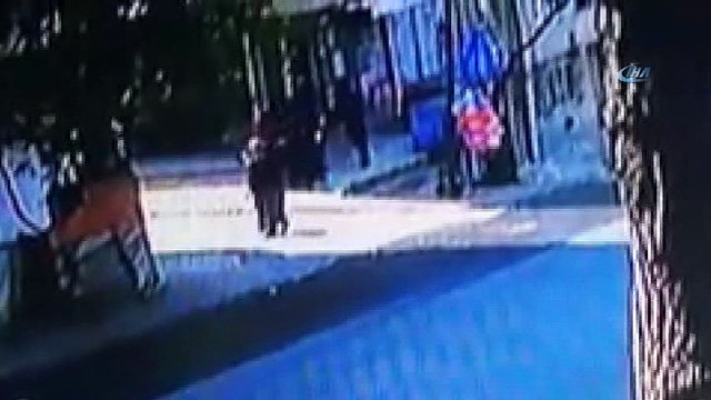 Gaziosmanpaşa’da maskeli ve silahlı soygun kamerada