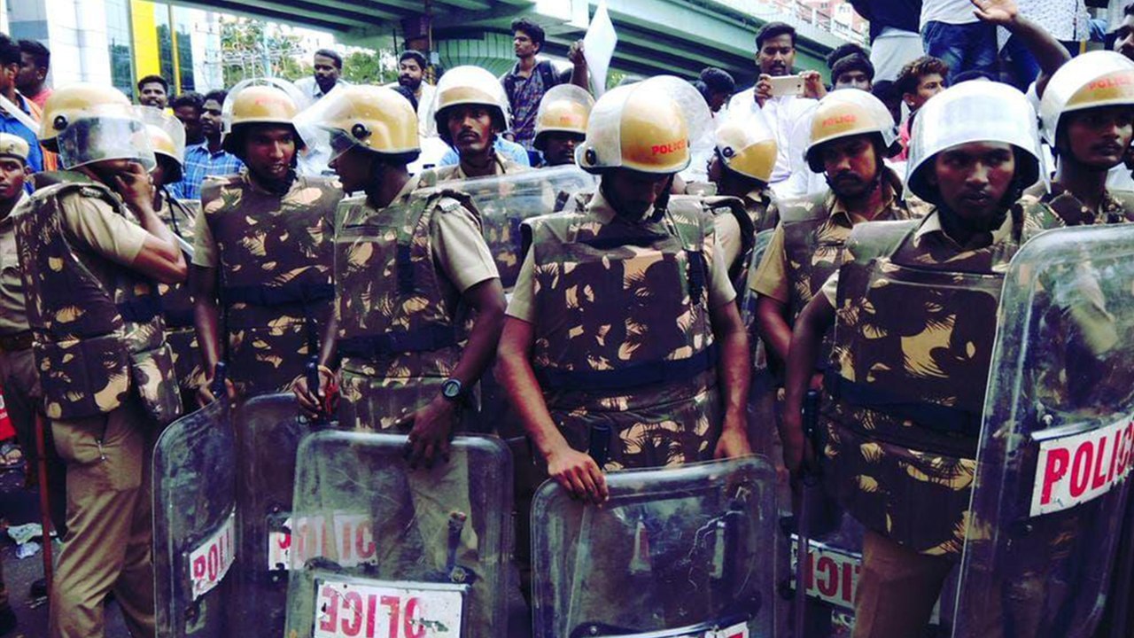 மெரினாவில் இடம் ஒதுக்க கூறி போராட்டம் நடத்தும் திமுகவினர்