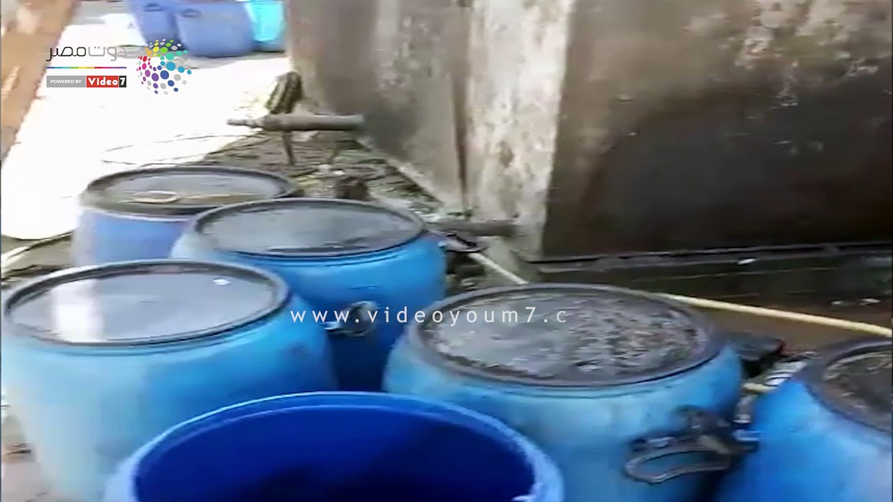 الداخلية تداهم مصنع غير مرخص وتضبط 56 طن زيوت ف...
