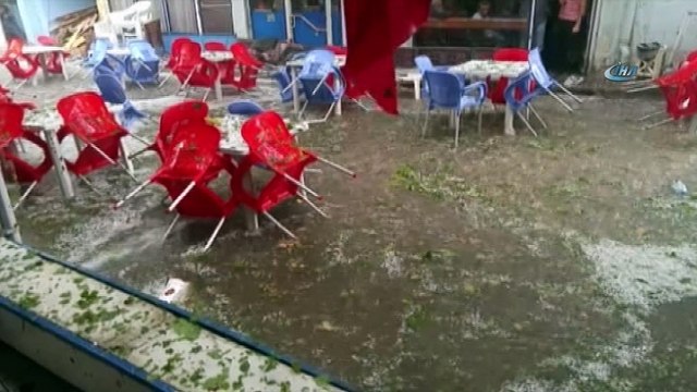 Afyonkarahisar’da yağan şiddetli yağış ve dolu hayatı felç etti