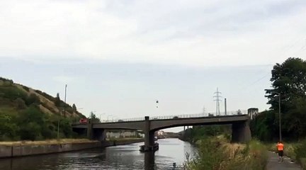 Marchienne: l'hélicoptère de la police réquisitionné pour éteindre le feu  sur le terril St-Charles