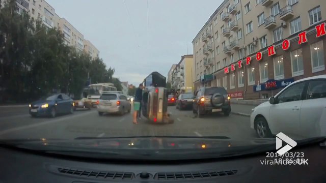 Ce conducteur renverse sa voiture tout seul en conduisant mal !