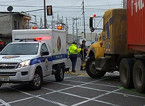 Madre e hija se encuentran gravemente heridas luego de ser importadas por un trailer mientras iban en su motocicleta