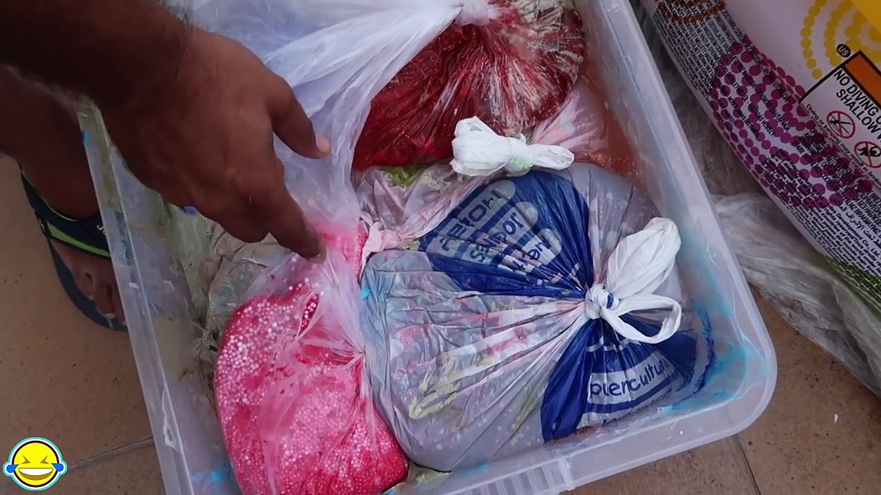 MEZCLANDO NUESTRA COLECCIÓN DE SLIMES EN LA PISCINA Mas de 1 año de slimes Momentos Divertidos