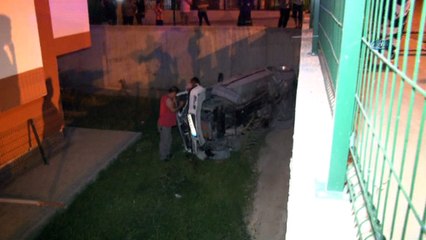 Otomobiliyle apartman bahçesine uçtu, aracını bırakıp olay yerinden kaçtı