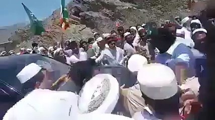 Angry Peoples Attack PTI Chairman Imran Khan Car in Bannu City