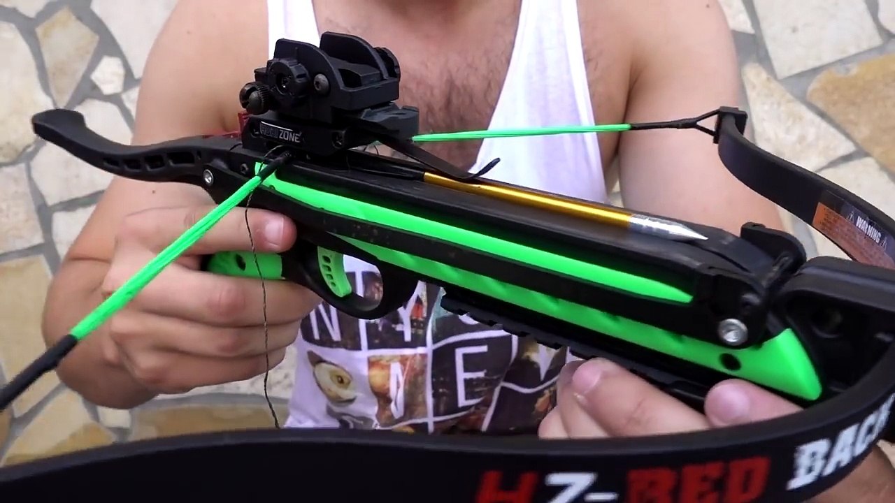 EXPERIMENT - Durch wie viele SCHICHTEN PAPIER schießt die PISTOLEN ARMBRUST?