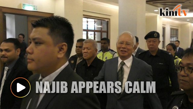 Najib appears calm as he arrives at KL court complex