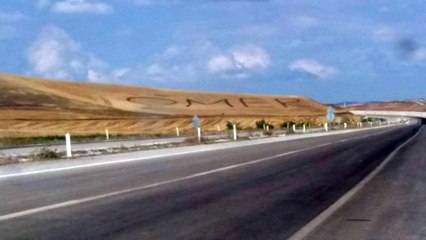 Acılı Abi, 8 Yıl Önce Ölen Kardeşinin Adını Her Yıl Tarlaya Yazıyor