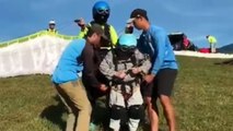 Una mujer de 93 años cumple su sueño de volar en parapente