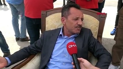 Evinden getirdiği koltukla CHP Genel Merkezi önünde eylem yaptı